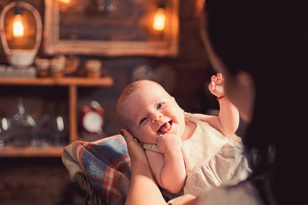 Tesouro nas mãos dela. Família. Cuidados infantis. Dia das crianças. Infância e felicidade. Bebé querido. Nova vida e nascimento do bebé. Menina pequena com rosto bonito. parentalidade. Retrato de criança pequena feliz — Fotografia de Stock