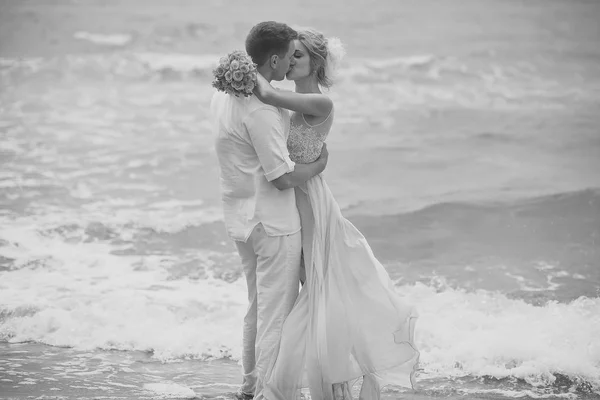 Kissing wedding couple on beach — Stock Photo, Image