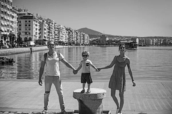 Viajar en familia con el niño el día de la madre o el padre. familia en vacaciones de verano . — Foto de Stock