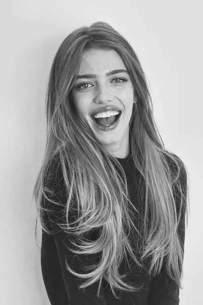 Siyah uzun sarı saçlı mutlu güzel kız — Stok fotoğraf