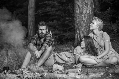 Ormanda kamp arkadaşları. Vintage elbiseler oduncu arıyorsunuz iki oynak kızlar. Ciddi göz kamp ateşi ve uçan sosis tarafından oturan adamla