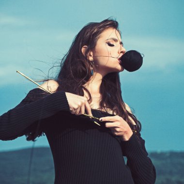 İğne işi ve el yapımı. genç kadının siyah mavi gökyüzü iş parçacığında örgü dikiş