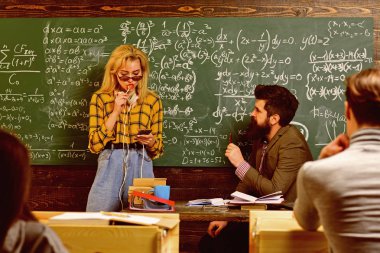 Mutlu Üniversitesi öğrencileri ile Kütüphane kitaplarında. Öğrenci grubunun önemli bir parçası olduğunu biliyor mu. Öğrenciler asla ertelemek planlı çalışma oturumu