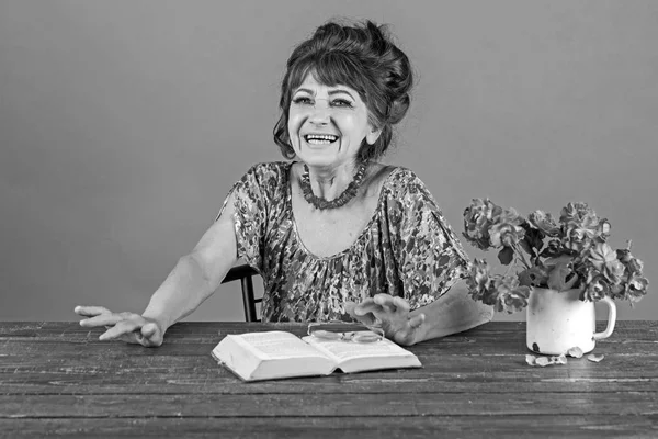 Escritor y poeta, abuela leer cuento de hadas . — Foto de Stock