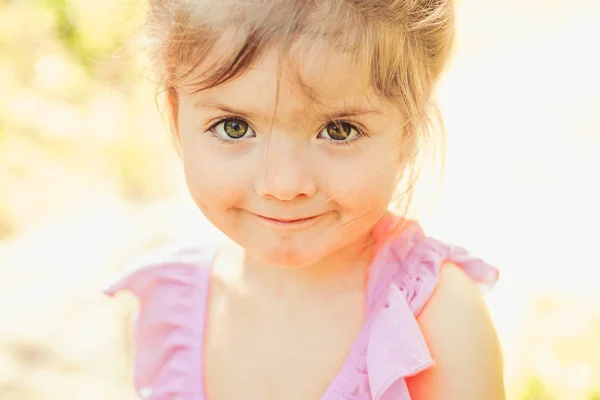 Criança pequena. Beleza natural. Dia das crianças. Na Primavera. previsão meteorológica. Moda menina de verão. Feliz infância. Cuidados com a pele. alergia às flores. Menina na primavera ensolarada. Planejamento da viagem — Fotografia de Stock