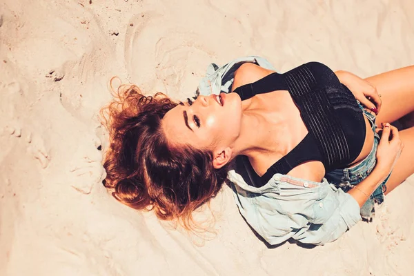 Το τέλειο καταφύγιο για χαλάρωση. Sexi γυναίκα στην παραλία sunny. Όμορφη γυναίκα να χαλαρώσουν στην καλοκαιρινή μέρα. Σέξι γυναίκα ξαπλωμένη στην άμμο. Αισθησιακή γυναίκα Απολαύστε ειδυλλιακές καλοκαιρινές διακοπές — Φωτογραφία Αρχείου