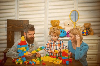mutlu çocukluk. Bakım geliştirme. evde anne ile küçük boy oynayın. Aile ve çocuk günün kutlu olsun. Baba ve anne ile Çocuk oyun kurucu. Baba ve anne küçük çocuk. Aile şirketi