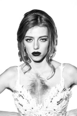 Tavus kuşu tüyü olan kadın