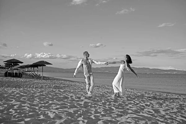 ビーチで男と女の damcing。男と女の夏休み. — ストック写真