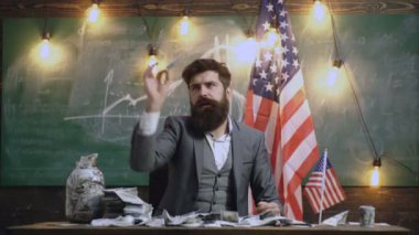 Ekonomi ve Finans. Sakallı adam para holding ile ekonomi kavramı. Adam bir bankada para koyar. Hayır, mali, finansman, yatırım ve insanlar kavramı. Adam Doları para cam kavanoza koyarak.