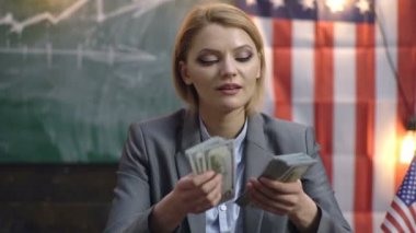 Takım elbiseli ciddi kadın para sayar. Ekonomi ve Finans. Rüşvet karşılığı Doları olan kadın. ABD Bağımsızlık günü. Gelir bütçe artış politika planlama. Vatanseverlik ve özgürlük.