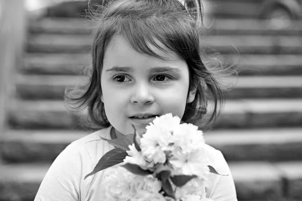 Små barn. Naturlig skönhet. Barnens dag. ansikts- och hudvård. allergi mot blommor. Sommar flicka mode. Lycklig barndom. Springtime. Väderprognos. Liten flicka i soliga våren. Vårkollektion — Stockfoto