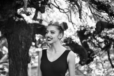 Ağaç bahar çekici kadın