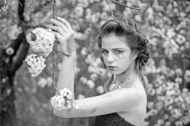 Doğal güzellik ve spa terapisi. yüz ve cilt bakımı. kadın sağlık. çiçekler alerjisi. Bahar moda makyaj kadınla. Bahar. hava tahmini. Yaz kıza çiçek açan ağaç. Bir vazo tehlikede