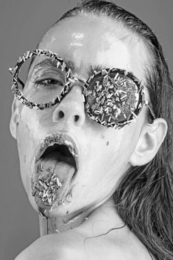 Diyet ve tatlı tatlı, Paskalya. Güzellik ve moda model glamour kız. Şeker şeker kiss dudak makyaj. Sprinkles makyaj genç kadınla. Sprinkles ruj ve gözlük kız, Sevgililer günü.