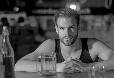 Barlar için gitmeyi severim. Adam alkol barda. Alkollü içecek addicting. Yakışıklı adam içki bira bar sayacı. Bira bardağı ile alkol bağımlısı. Bira restoran. Alkol bağımlılığı ve kötü alışkanlık