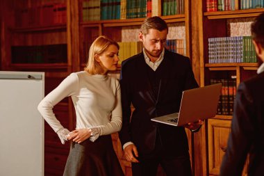 Başlangıç kavramı. Grup öğrenci Kitaplığı'nda başarılı başlangıç için çalışıyor. Erkek ve kadın gelecekteki başlangıç tartışmak. Başlangıç iş Şirket. Her zaman şirket başlamak için uygun zaman mı