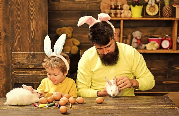 Батько і дитина малюють великодні яйця . — стокове фото