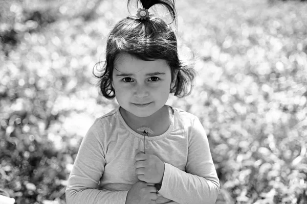 Férias. Na Primavera. previsão meteorológica. Menina na primavera ensolarada. rosto e cuidados com a pele. alergia às flores. Moda menina de verão. Feliz infância. Criança pequena. Beleza natural. Dia das crianças — Fotografia de Stock