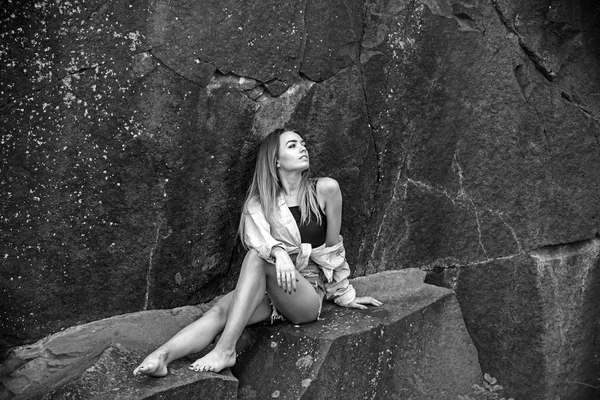 Vila efter långt vandring. Vacker kvinna koppla av i bergen på idyllisk sommardag. Sexig kvinna sitta på stenar på naturliga landskapet. Sensuell kvinna njuta av sommarlovet. Bästa plats att vila — Stockfoto