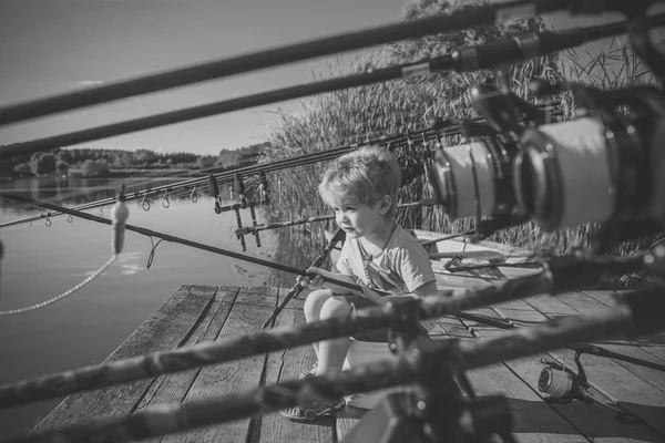 Letnie wakacje mały chłopiec, wędkarstwo — Zdjęcie stockowe