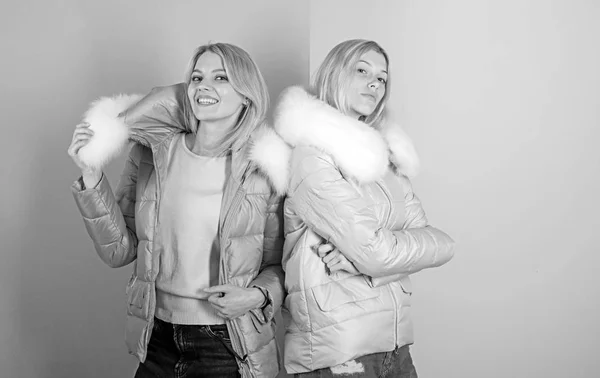 Het mengen van comfort met elegantie. Sexy vrouwen dragen warme winterjassen. Mooie vrouwen in modieuze kogelvissen. Fashion modellen in afzuigkappen met bont. Modetrends winter. Houdt warm en ziet er goed uit — Stockfoto