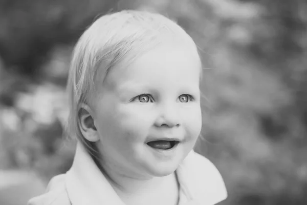 Niño sonrisa infantil con ojos azules en la cara adorable —  Fotos de Stock