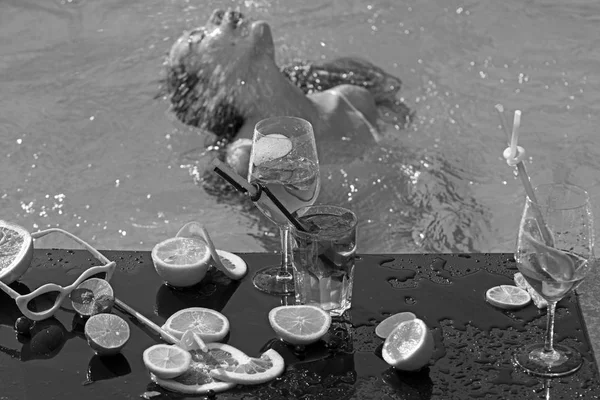 Γυναίκα χαλαρώνοντας δίπλα στην πισίνα με κοκτέιλ. — Φωτογραφία Αρχείου