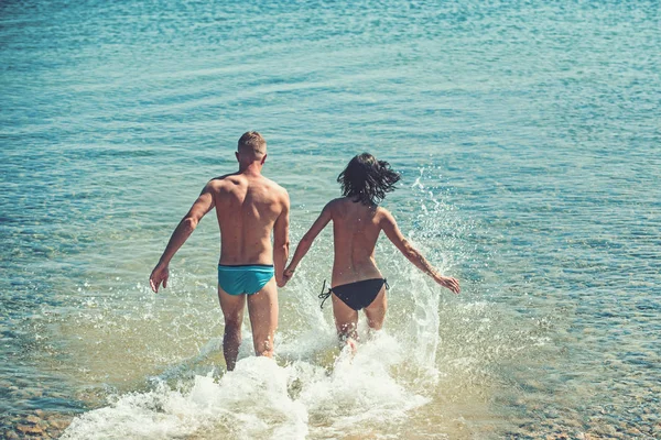 Család és a Valentin-nap. a tengervíz futni családi pár. — Stock Fotó