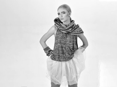 Sarışın model temiz at kuyruğu ve beyaz arka plan üzerinde izole parlak kalıcı makyaj ile. Boho stil moda