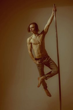 adam bir fitness studio - çalışma dışarı balet - direk dansör germe kutup dans.