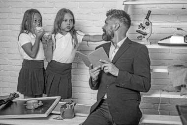 Geri okul ve evde eğitim için. Kız ve baba Kitaplığı'nda okul zamanı. Bilgi gün eğitimde. Edebiyat ders ve okuma gramer kitabı. Öğretmen adam hikaye kızlar yeme elma için okuyun.