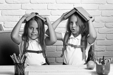 İşyerinde iki çalışkan kız portresi.