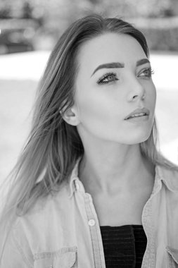 İç güzelliği ile parlar. Seksi makyaj ve uzun saçlı güzel kadın. Visage cilt bakımı ve makyaj. Seksi kadınla duygusal bak. Güzellik ve moda Cilt Bakımı model bak. Bir kadın olmak