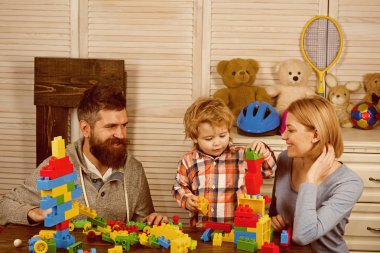 mutlu çocukluk. Bakım ve geliştirme. Baba ve anne ile Çocuk oyun kurucu. evde anne ile küçük boy oynayın. Aile ve çocuk günün kutlu olsun. Baba ve anne küçük çocuk. Benim ailem