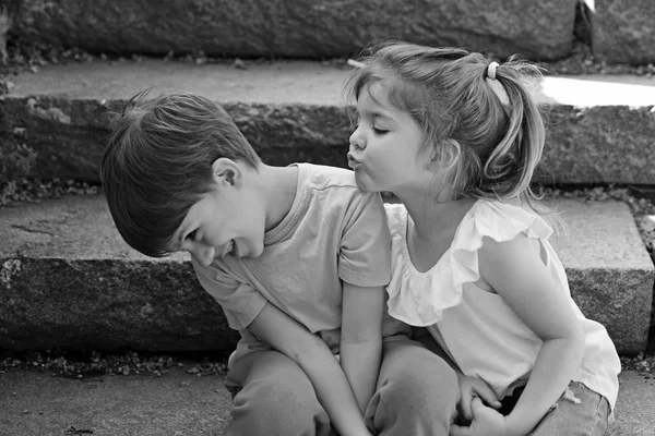 Un par de niños pequeños. Chico y chica. infancia primer amor. Niña y niño en las escaleras. Relaciones. vacaciones de verano y vacaciones. mejores amigos, amistad y valores familiares. Te amo. —  Fotos de Stock