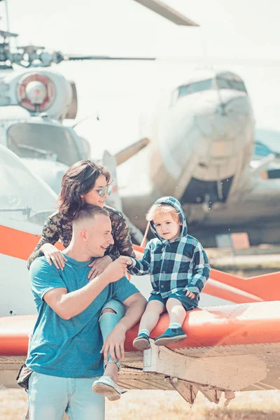 Žít život, co máte rádi. Šťastné rodinné dovolené. Žena a muž s chlapcem dítě na vrtulník. Rodinné dvojice se synem na dovolené cestovat. Air tour a cestování. Těší, v letecké dopravě — Stock fotografie