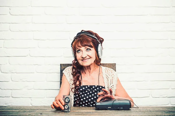 Feliz abuelita dj en auriculares con reproductor de cassette . — Foto de Stock