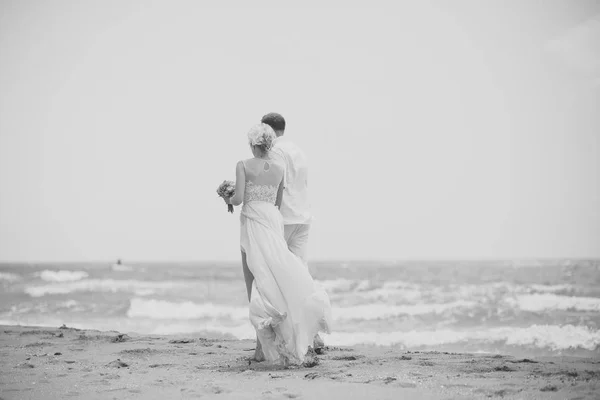 Camminando coppia di nozze sulla spiaggia — Foto Stock