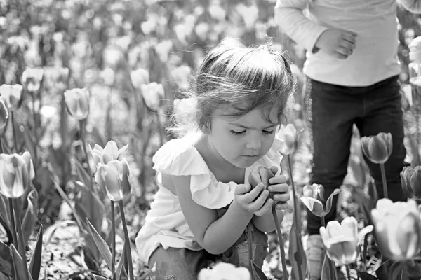 Visage et soin de la peau. allergie aux fleurs. Mode fille d'été. Bonne enfance. Petite fille au printemps ensoleillé. Petit enfant. Beauté naturelle. Journée de l'enfance. Des tulipes printanières. météo. Je suis désolé. — Photo