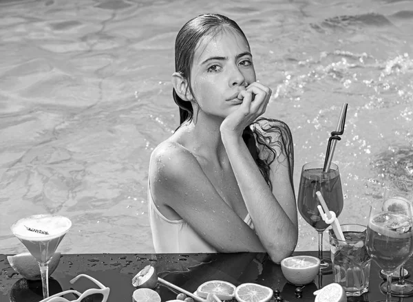 Giovane ragazza con alcol rinfrescante a Miami. giovane ragazza bere cocktail in piscina — Foto Stock