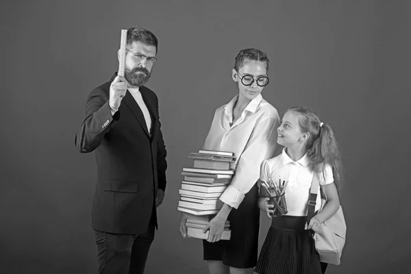 Jornada de educación en conocimiento. educación en la escuela de niña pequeña y su hermana adolescente . —  Fotos de Stock