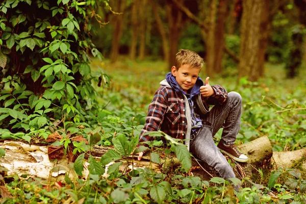 Start udany. Mały chłopiec świętować sukces. Mały chłopiec Pokaż kciuk w w lesie. Sukces to podróż nie miejsce docelowe — Zdjęcie stockowe