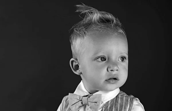 I miei capelli parlano da soli. Consigli per la cura dei capelli sani per i bambini. Bambina con un taglio di capelli disordinato. Bambina con un taglio di capelli corto. Bambino ragazzo con eleganti capelli biondi. Prodotti per la cura dei capelli, spazio copia — Foto Stock