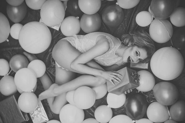 Retro kvinna födelsedagsfirande med ballonger, födelsedag box — Stockfoto