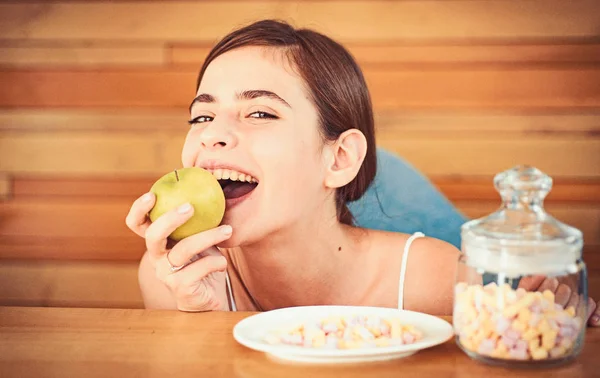 Sağlıksız yiyecek için Hayır. Kadın yemek ne yemek seçin. Organik ve doğal veya tatlı ve sağlıksız. Vitamin veya şeker. Diyet veya sağlıksız yiyecek. Güzel bir kadın elma Marshmallow için tercih ederim — Stok fotoğraf