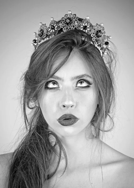 Menina morena bonita com uma coroa dourada e maquiagem profissional à noite. Cara de beleza . — Fotografia de Stock