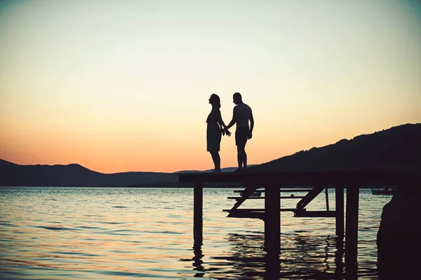 Par i kram titta soluppgången tillsammans i Grekland. — Stockfoto