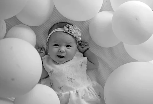 E 'cosi' bello passare del tempo con la mamma. Felicità infantile. Ritratto di bambino felice in palloncini bianchi. Ragazzina. Buon compleanno. Dolce piccolina. Nuova vita e nascita. Famiglia. Assistenza all'infanzia — Foto Stock