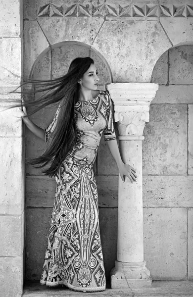 Piękna kobieta w sukni fiołek pozowanie w pobliżu rzymskich ruin — Zdjęcie stockowe
